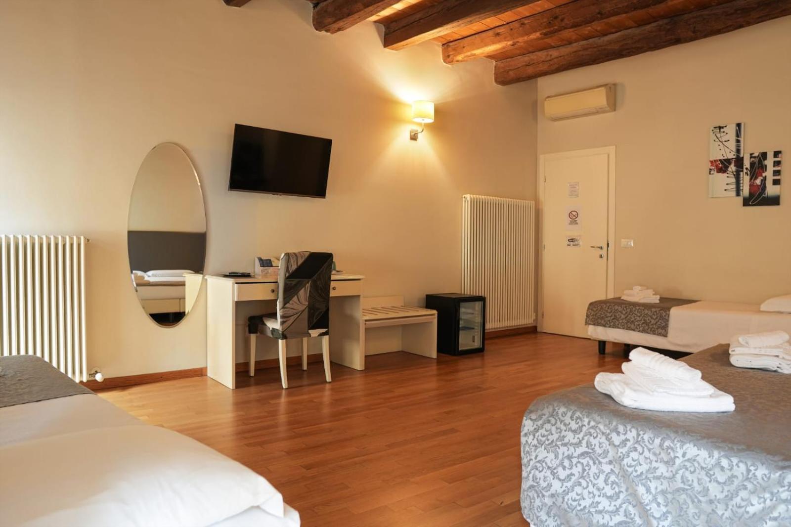 Honey Rooms Ferrara Esterno foto